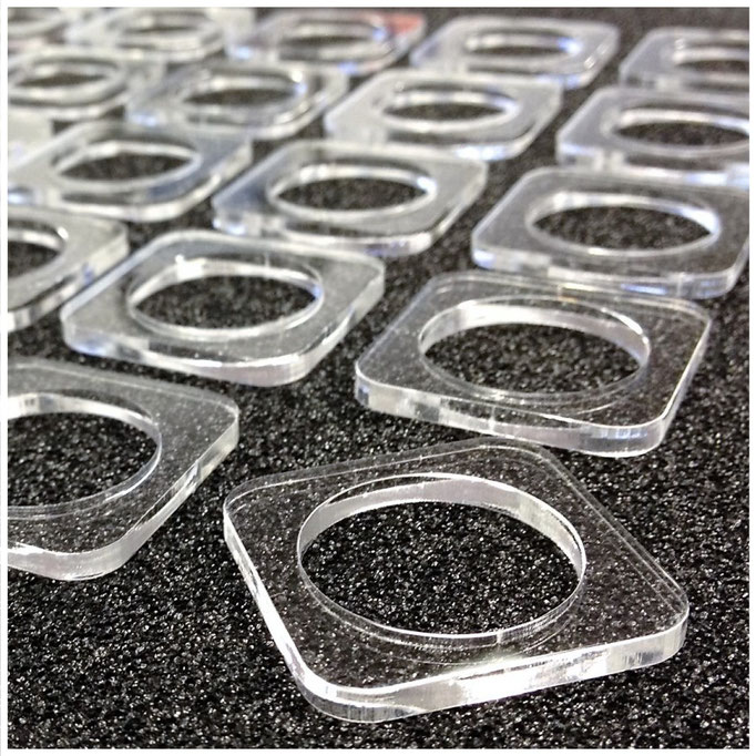 Einfassung für Kunststoff-Gleitlager. Material: Acrylglas transparent. 30 x 30mm